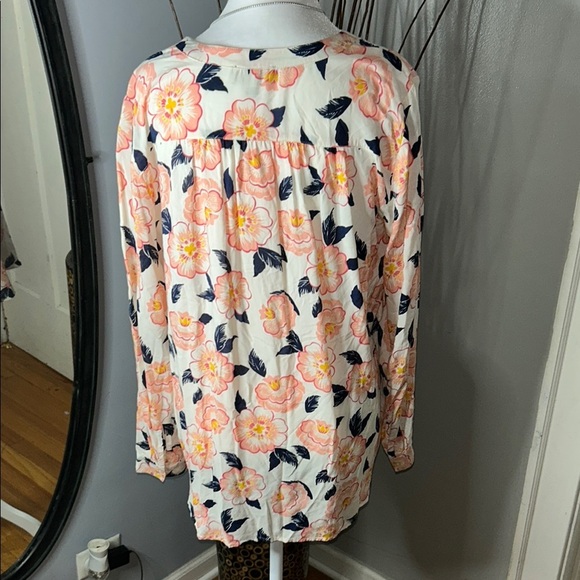 LOFT Cream Sleeveless Blouse with Tie Front and Bib Collar - Picture 7 of 8